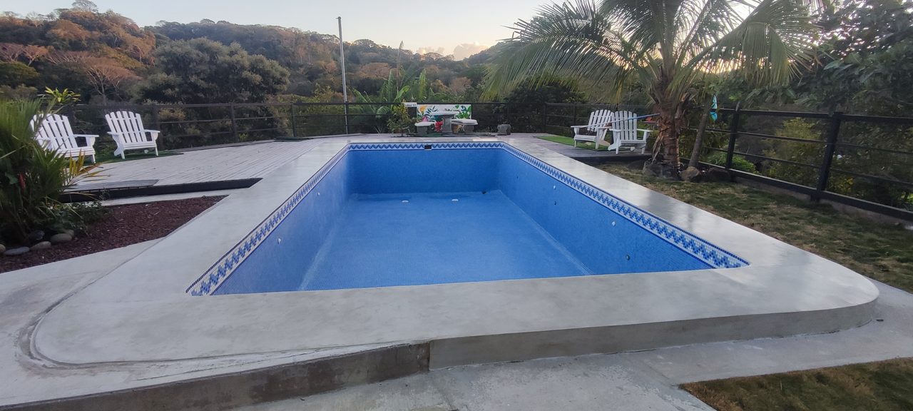 Piscina en microcemento color gris