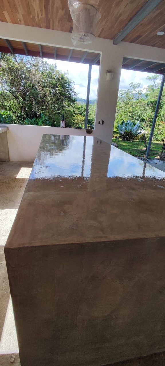 Isla de cocina . acabado microcemento color gris