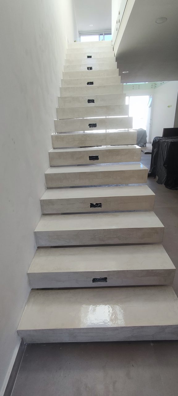Escalera microcemento color blanco