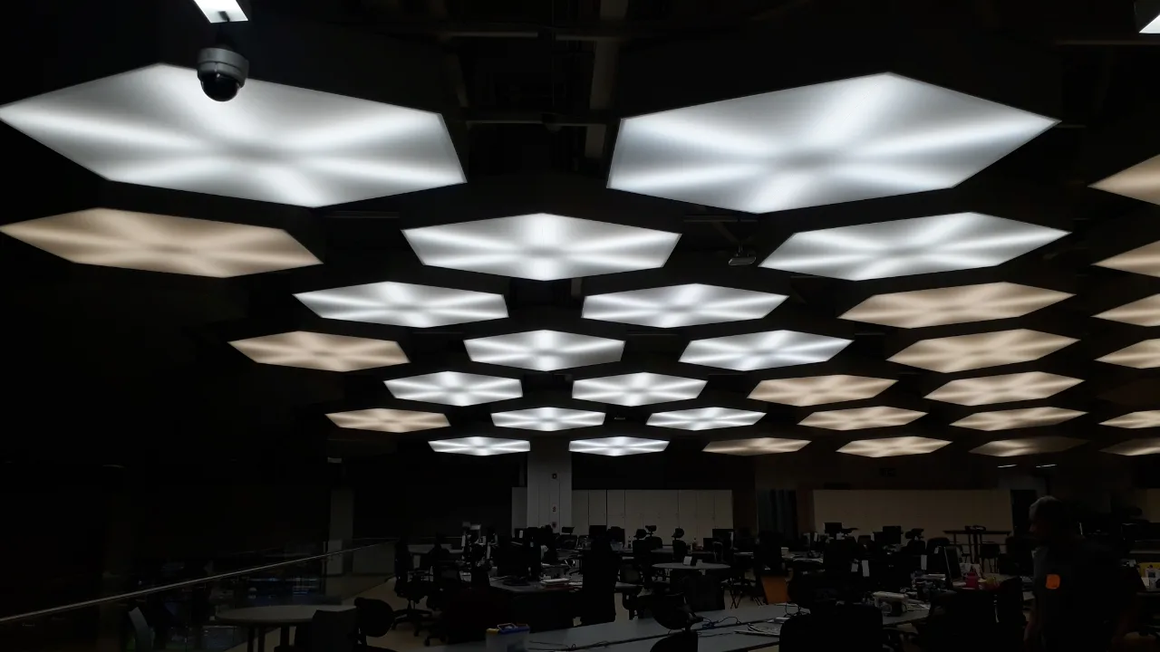Instalación de tomacorrientes e iluminación